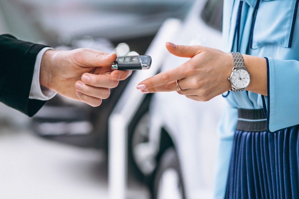 mano femminile con chiave automobile