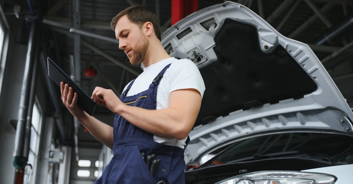 kpi di officina meccanico controlla il tempo sul tablet