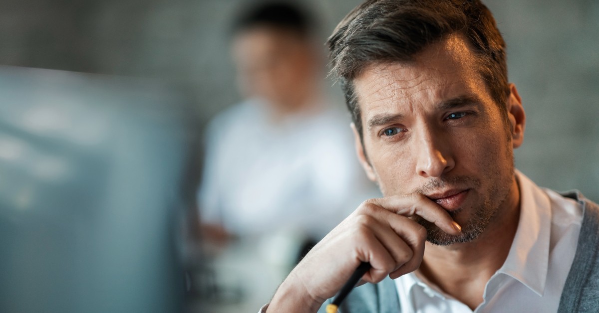 imprenditore pensieroso perché non fa il controllo di gestione con il gestionale emotori